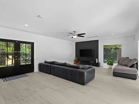 spacious 5 BED Beautiful Miami Home-11