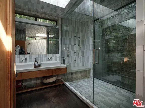 3 BEDS Dramatic Lautner-inspired architecture-5