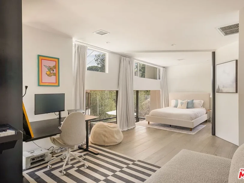 3 BEDS Dramatic Lautner-inspired architecture-8