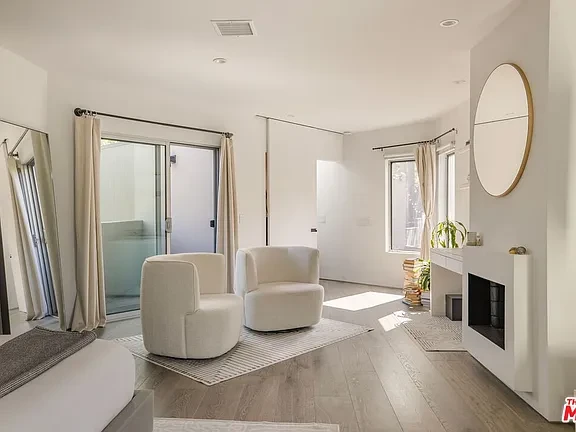 3 BEDS Dramatic Lautner-inspired architecture-7