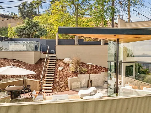 3 BEDS Dramatic Lautner-inspired architecture-2