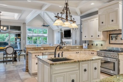 6 bedrooms single family residence