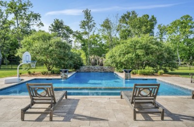 6 bedrooms single family residence