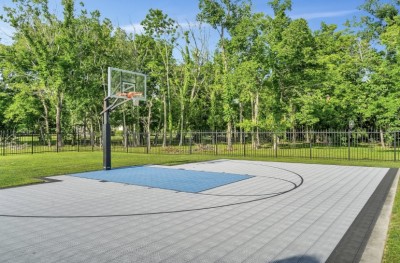 6 bedrooms single family residence