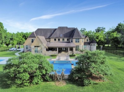 6 bedrooms single family residence